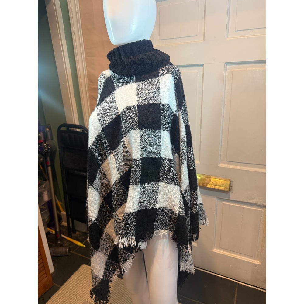 NWT Woodland Creek Shawl Poncho Checkered Houndstooth Fringed Black and White - Picture 2 of 5